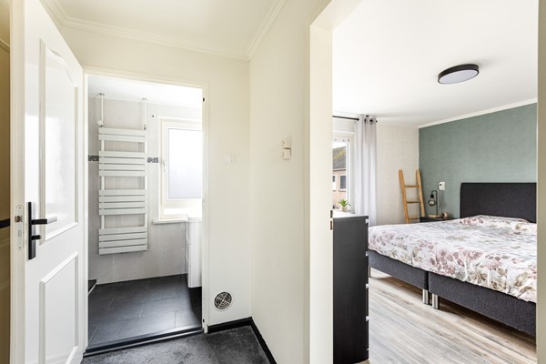 Foto - Te koop: Ruime 2-onder-1-kapwoning met dubbele garage, eigen oprit en fijne tuin